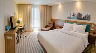 Гостиница Hampton by Hilton Ufa Уфа Номер NS с кроватью размера «queen-size» - Подходит для гостей с ограниченными физическими возможностями-2