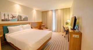 Гостиница Hampton by Hilton Ufa Уфа Номер NS с кроватью размера «queen-size» - Подходит для гостей с ограниченными физическими возможностями-1